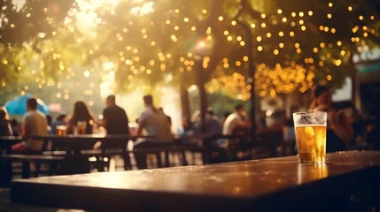 Foto op Plexiglas a cold drink and group of people, defocused, at a summer outdoor restaurant and bar, sunny warm lights and soft bokeh, during golden hour © @foxfotoco