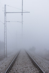 Viás de tren con niebla - obrazy, fototapety, plakaty