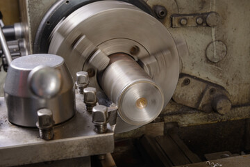 An old lathe at work. At work.