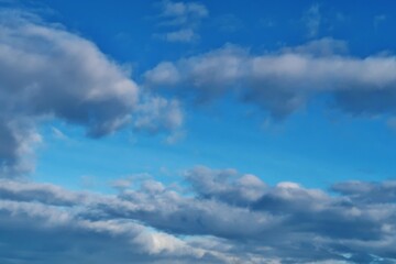 Fototapeta premium Himmelblau mit Wolken 