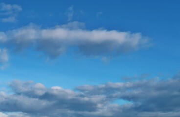Fototapeta na wymiar Himmelblau mit Wolken 
