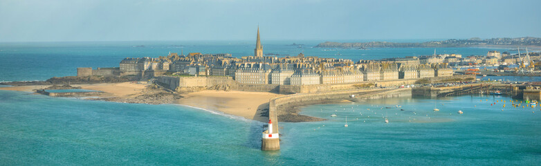 Panorama aérien de la cite corsaire de Saint Malo en region Bretagne. - obrazy, fototapety, plakaty