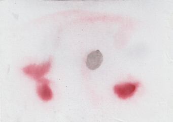 Manchas abstractas suaves tenues y redondas de spray en rojo y negro, manchas reales hechas con spray sobre papel.  Recurso de textura de spray y textura de papel.