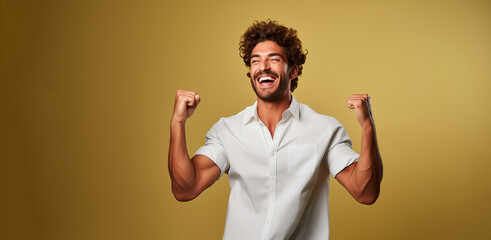 hombre apuesto latino sonriente exitoso con barba aislado en un fondo amarillo - obrazy, fototapety, plakaty