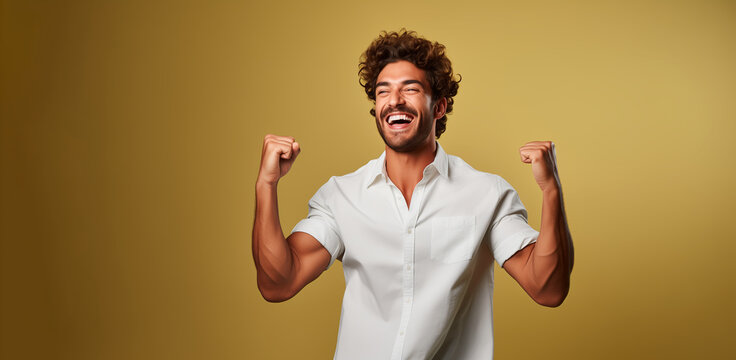 hombre apuesto latino sonriente exitoso con barba aislado en un fondo amarillo