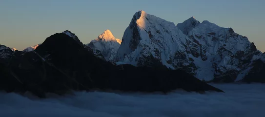Photo sur Plexiglas Ama Dablam Sun lit peak of Mount Ama Dablam and Cholatse at sunset, Nepal.