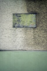 Heruntergekommene Fassade mit verwaschenem Rauputz in Graubeige, Pastellton und Naturfarben eines alten Mietshaus an der Westanlage in der Innenstadt von Gießen an der Lahn in Hessen