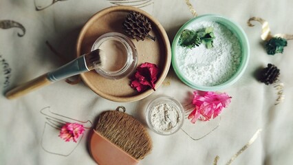 Composition of cosmetic clay and loose powder.
