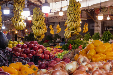 Auf dem Markt in Amman der Hauptstadt von Jordanien. Eine bunte Vielfalt von Obst, Gemüse,...