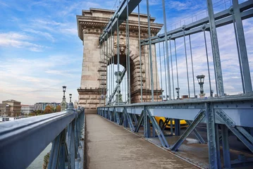 Rideaux velours Széchenyi lánchíd Szechenyi Chain Bridge in Budapest. Hungary.