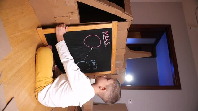 vertical video boy is planning a flight to Mars on a spaceship. mission to Mars.