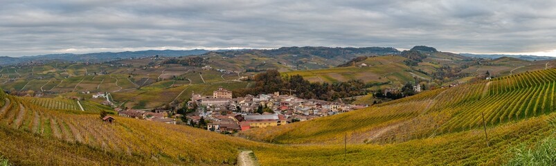 Fototapeta na wymiar Serralunga, Barolo, Novello: tre borghi stupendi appoggiati sulle colline delle Langhe
