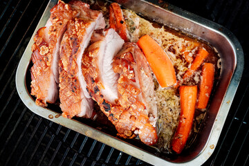 Schweinebraten im Bräter mit Karotten im Bräter
