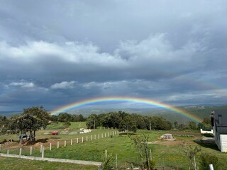 Arco iris sobre un paraje rural de Galicia