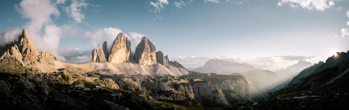 Tre Cime di Lavaredo, Drei Zinnen Berg Sonnenuntergang Landschaft in Italien Dolomiten. Wandern in den Alpen durch den Wald in Tirol S&uuml;dtirol. Panorama Wildnis mit Sonnenstrahlen. 