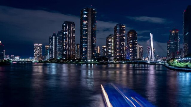 東京夜景　タイムラプス　マンション群と屋形船