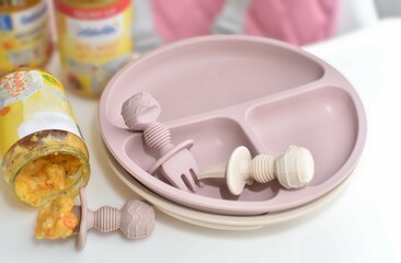 baby food in jars silicone dishes on the table