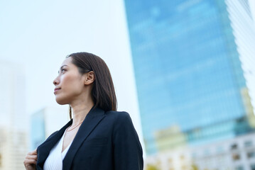空を見上げるビジネスウーマン