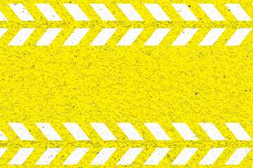 Motifs hachures zébras sur fond asphalte peint en jaune 