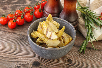 Grilled artichoke marinated in oil