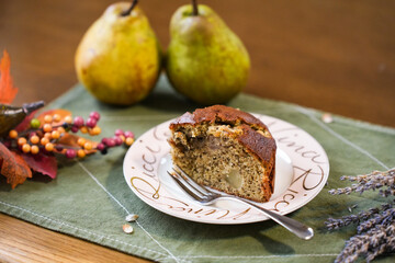 カットされたケーキとラフランス