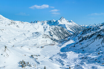 Fototapeta na wymiar Traumwinter am Hochtannbergpaß in Vorarlberg, Blick auf das Wintersportgebiet am Saloberkopf