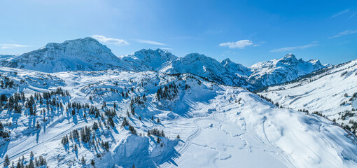 Winter, Schnee und Sonne im Skigebiet Warth-Schröcken am Hochtannbergpaß, Blick über den ins...