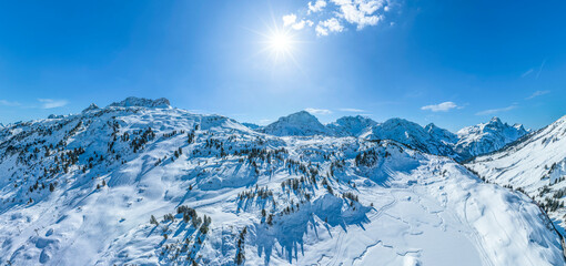 Winter, Schnee und Sonne im Skigebiet Warth-Schröcken am Hochtannbergpaß in Vorarlberg