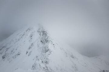 Szpiglasowa Przełęcz w zimowych warunkach pogodowych.