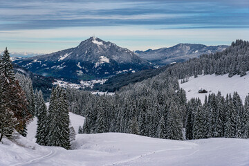 Obraz premium Snowshoe tour to the Tennenmooskopf on the Nagelfluhkette in the Allgau Alps