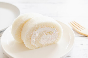 真っ白なロールケーキ　イチゴ味