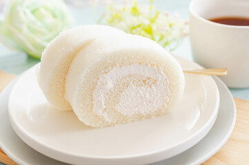 真っ白なロールケーキ　イチゴ味
