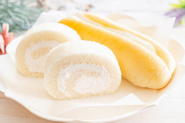 ロールケーキとメロンクリームサンド