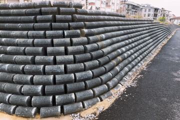 Curved retaining wall made of concrete fragmented blocks