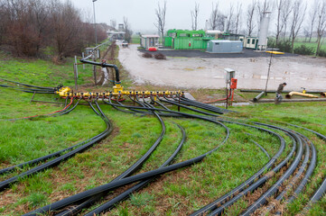 Tubature di produzione e distribuzione di gas. Gasdotto e metanodotto in panorama.