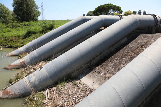 steel pipes of the dewatering pumps for the reclamation of marshy water from the land