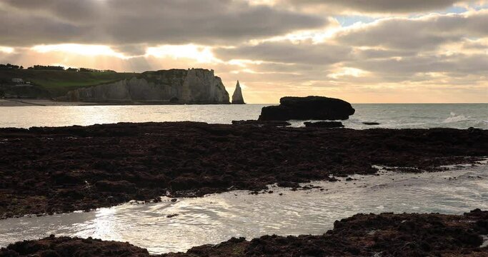 Mar&eacute;e basse au bord des  falaises d'&Eacute;tretat en France