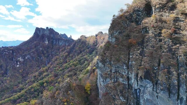 妙義山の紅葉、日本のドローン映像、群馬県