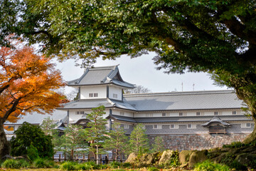 金沢を代表する観光スポット「金沢城」。兼六園から徒歩一分で桜と紅葉の時期がベストです。