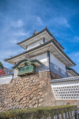 金沢を代表する観光スポット「金沢城」。兼六園から徒歩一分で桜と紅葉の時期がベストです。
