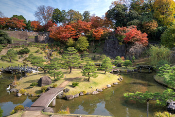 尾山神社から新名所「鼠多門」を通り金沢城公園に向かう途中にある日本庭園が「玉水泉丸庭園」。