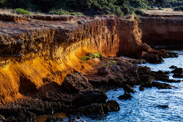 Insel Vir, Rote Klippen, Steilküste