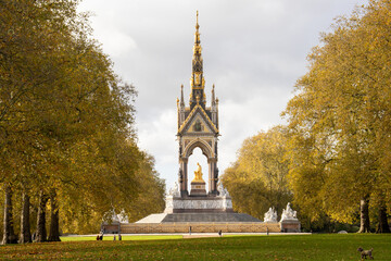Naklejka premium The Majestic Albert Memorial Surrounded by the Autumn Splendor of Kensington Gardens, London