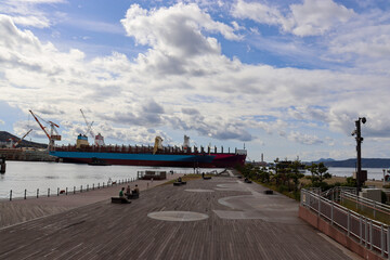 呉中央桟橋から見る造船所の貨物船　広島県呉市