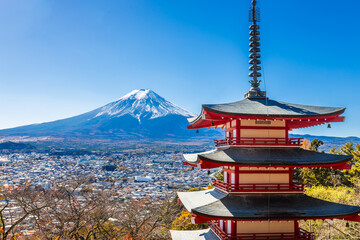 Chureito Red Pagoda is a five-story pagoda with a beautiful backdrop of Mount Fuji, a popular and famous place considered a symbol of Japan.