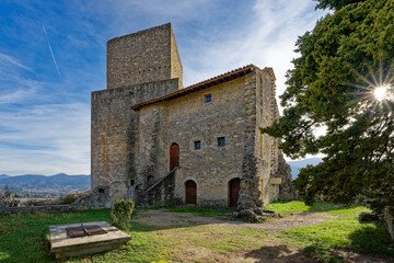 Fototapeta na wymiar Château de Le-Poët-Laval dans le Drôme