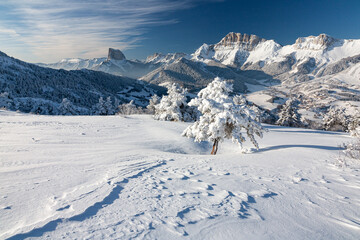 Fototapeta na wymiar Mont Aiguille et Grand Veymont en hiver