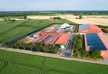 Modern Farming - Stallbau mit Photovoltaik und Biogas zur nachhaltigen Energieerzeugung, Luftbild -...