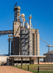 Side view of large grain processing and storage bins or silos in East St Louis in Illinois © steheap
