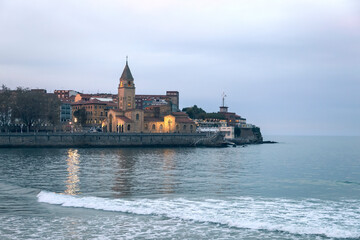 Fototapeta premium Gijón beach and San Pedro church at night